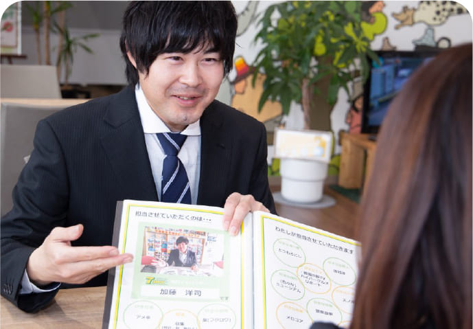 説明をする男性スタッフ